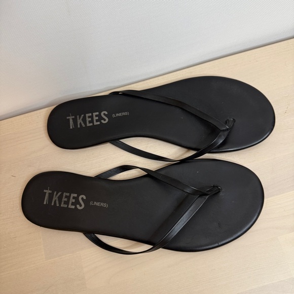 Tkees black flip flops size 10 - Picture 1 of 4
